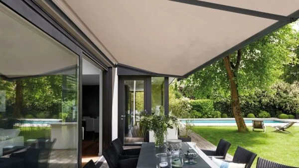 tenda da sole su tavolo in giardino