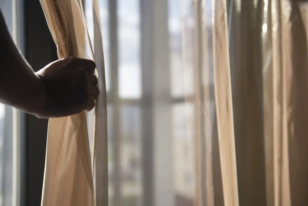 mano che apre una tenda