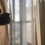 mano che apre una tenda