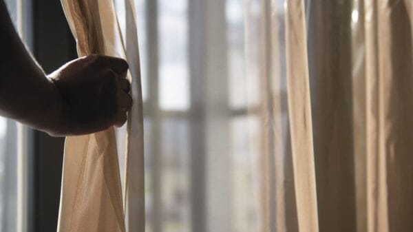 mano che apre una tenda