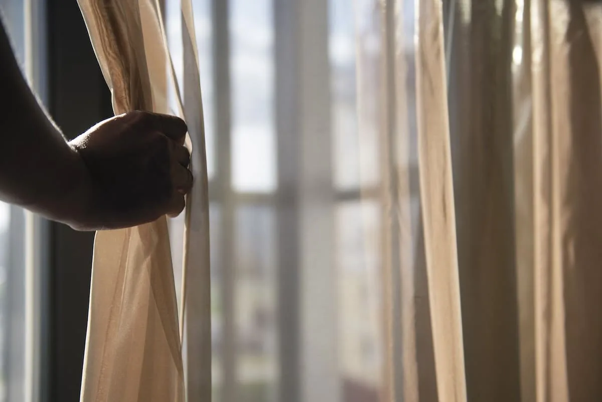 mano che apre una tenda