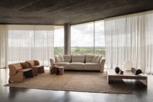 ampio soggiorno con tende