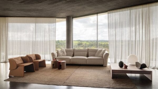 ampio soggiorno con tende