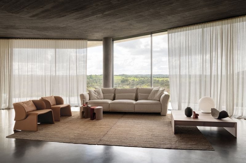 ampio soggiorno con tende