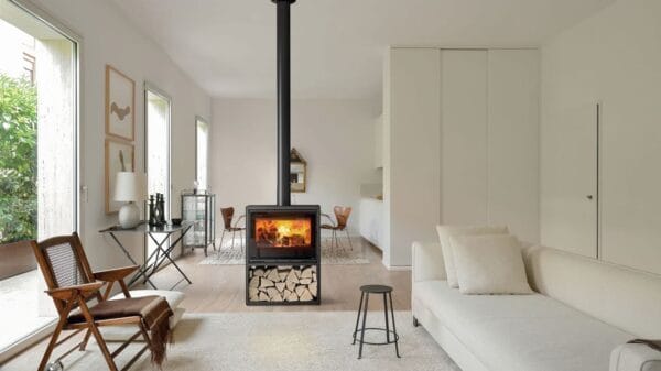 Soggiorno con termostufa al centro