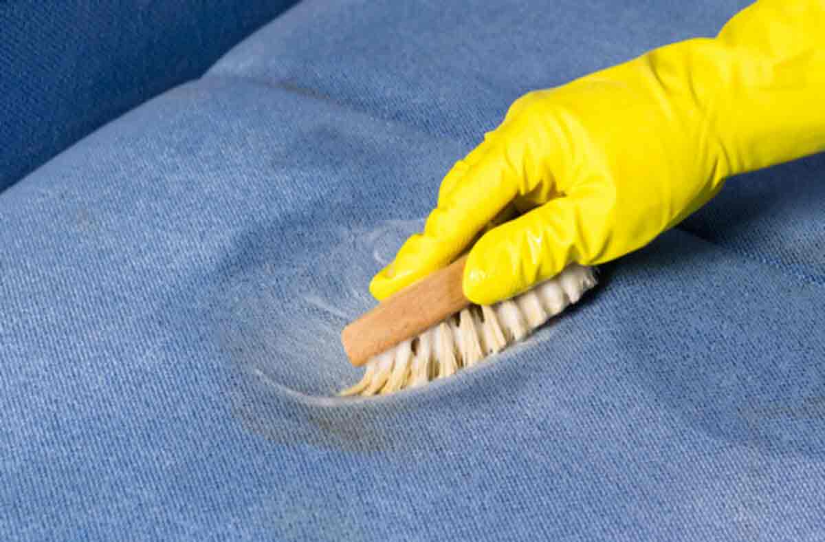 Come pulire e smacchiare il divano in tessuto non sfoderabile - Guida per  Casa
