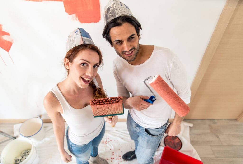 coppia che tinteggia casa