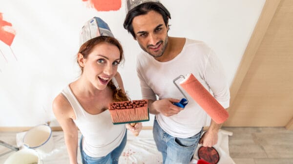 coppia che tinteggia casa