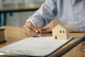 uomo che firma documento