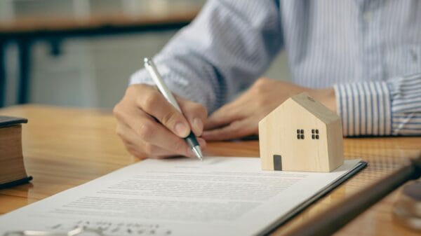 uomo che firma documento