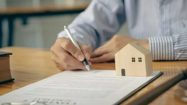 uomo che firma documento