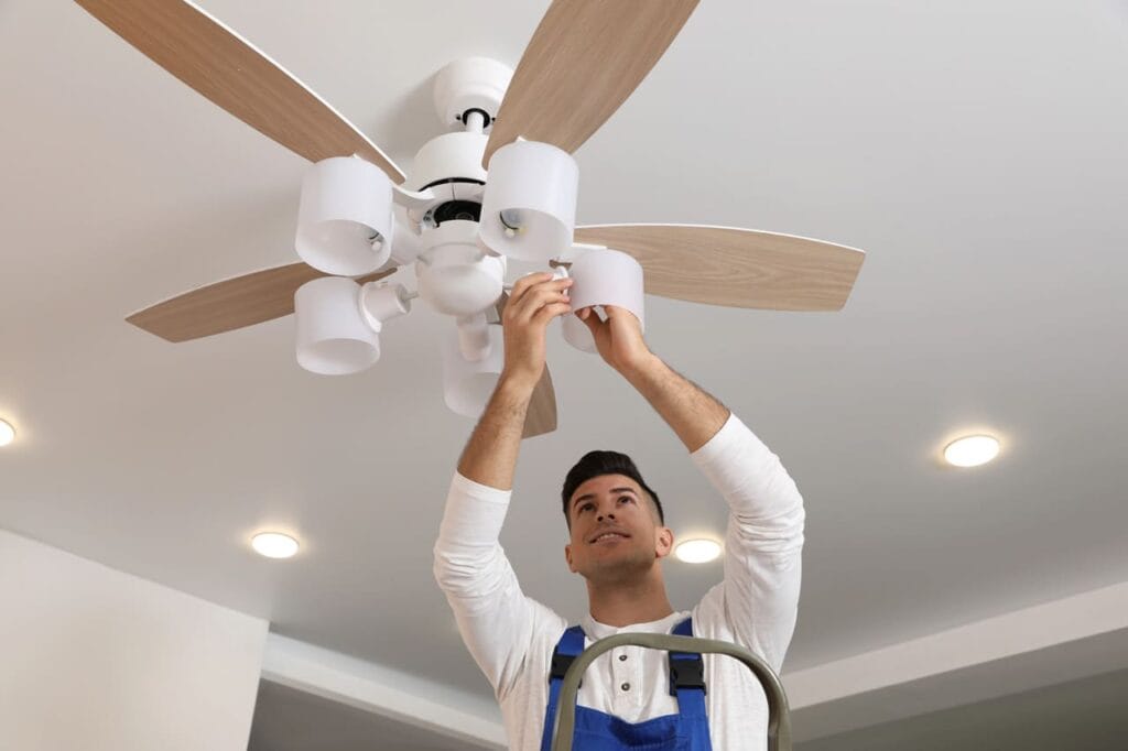 operaio che installa ventilatore da soffitto