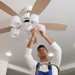 operaio che installa ventilatore da soffitto