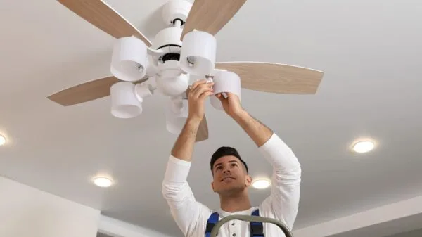 operaio che installa ventilatore da soffitto