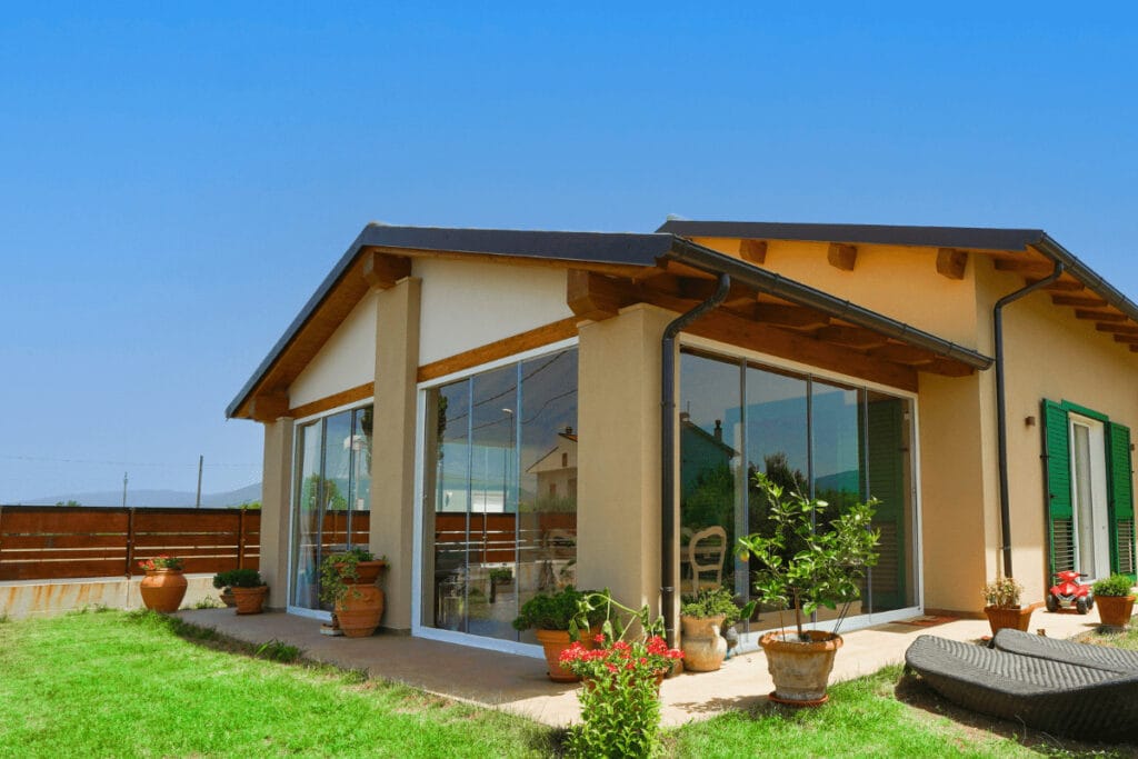 portico chiuso con vetrate panoramiche scorrevoli