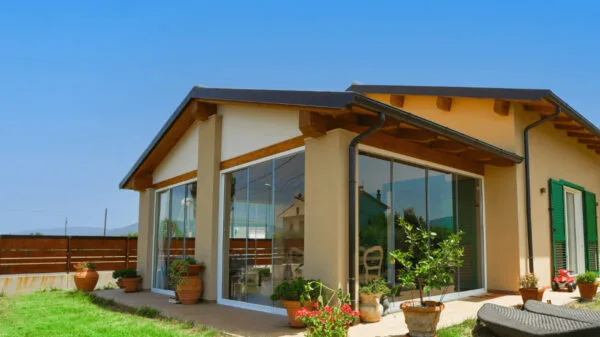 portico chiuso con vetrate panoramiche scorrevoli