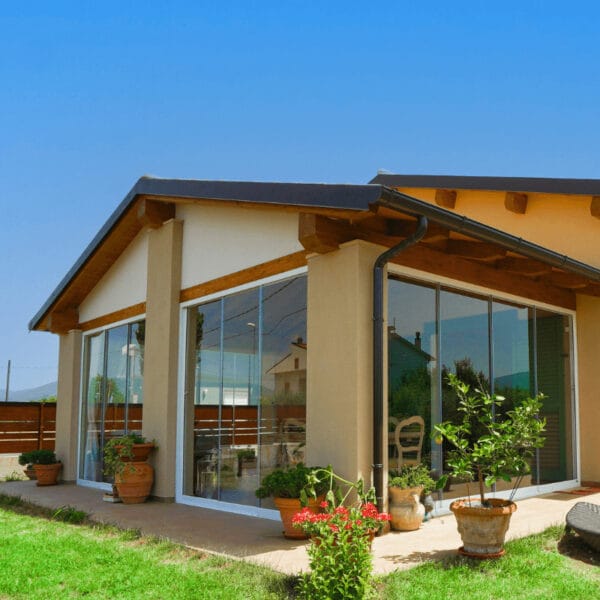 portico chiuso con vetrate panoramiche scorrevoli