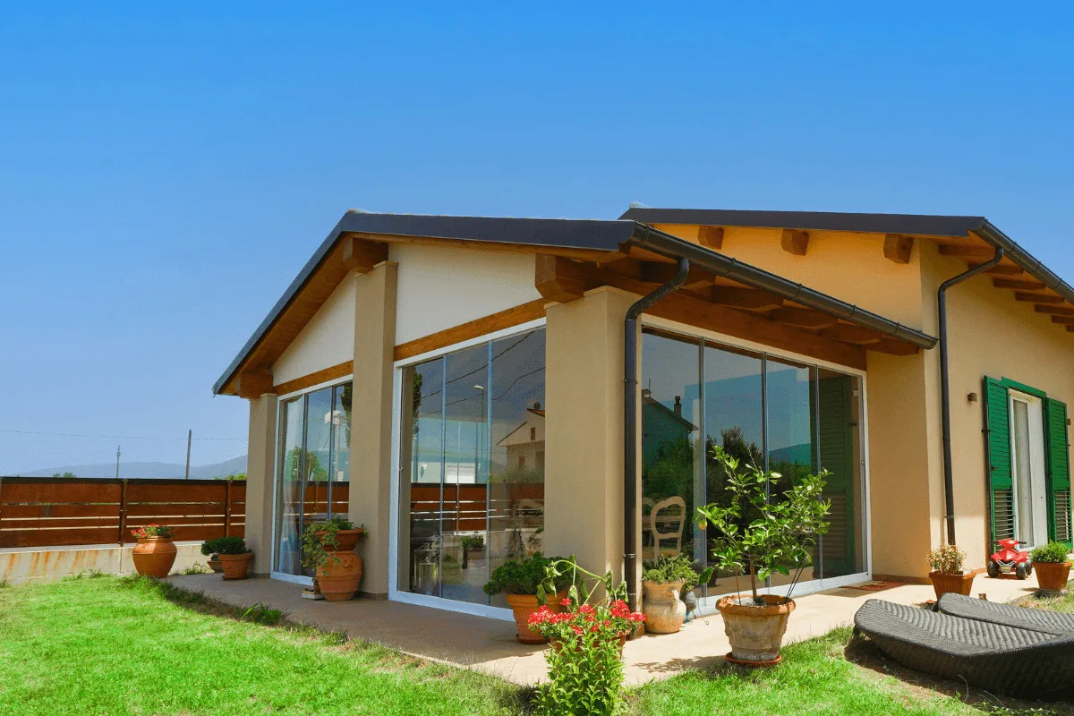 portico chiuso con vetrate panoramiche scorrevoli