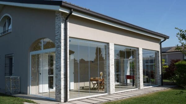 portico chiuso con vetrate