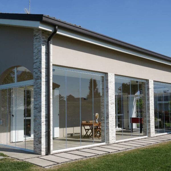 portico chiuso con vetrate