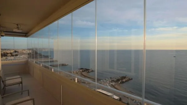 terrazzo chiuso con vetri scorrevoli