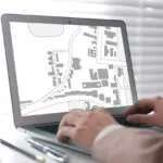 uomo al computer