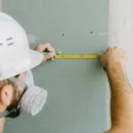 operaio che misura